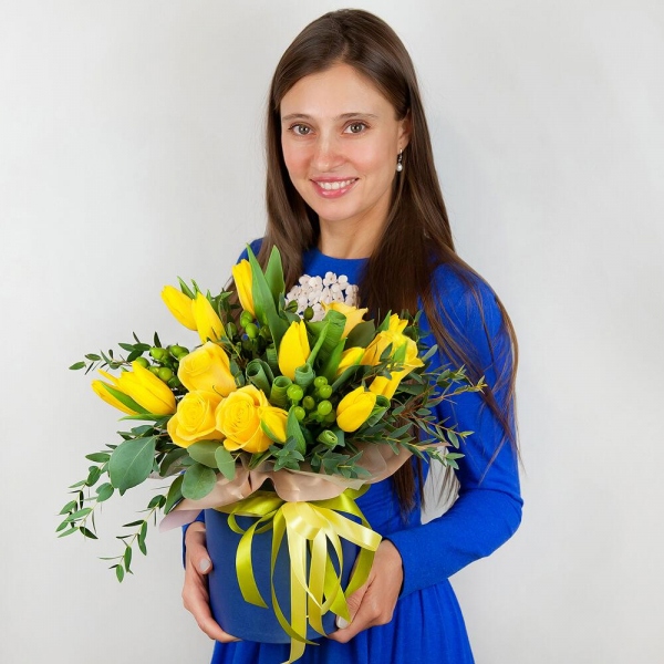 Yellow rose 50 cm - 7, Yellow tulip - 13, Round flower box small , Oasis, Wrapping Paper, Ribbon, Hypericum, Eucalyptus parvifolia (1 pc.), Eucalyptus populus (1 pc.)
