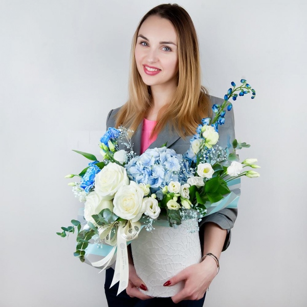 Blue/purple hydrangea - 1, Blue carnation - 3, White rose 50 cm - 3, lisianthus - 3, Colored gypsophila - 1, Round flower box small , Oasis, Wrapping Paper, Ruscus, Eucalyptus Cinerea, Blue Delphinium
