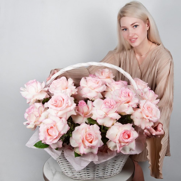 Rose Esperance - 25, Large Basket, Oasis, Pistachio, Wrapping Paper