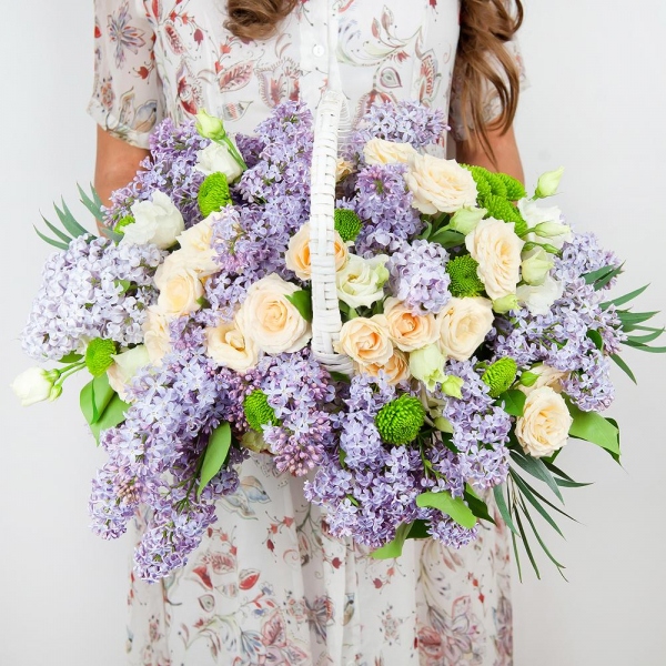 Spray rose: white, cream, light pink 50 cm - 3, Athos pom Feeling Green - 1, lisianthus - 1, Lilac Bush - 5, Medium Basket, Oasis