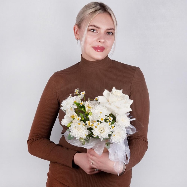 Baltica White Spray Chrysanthemum - 1, White rose 50 cm Ecuador - 1, Chamomile - 1, Alstromeria white, soft pink - 1, Cardboard pot (cup), Oasis, Eucalyptus, Wrapping Paper