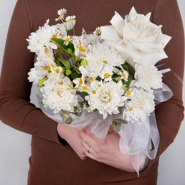 Baltica White Spray Chrysanthemum - 1, White rose 50 cm Ecuador - 1, Chamomile - 1, Alstromeria white, soft pink - 1, Cardboard pot (cup), Oasis, Eucalyptus, Wrapping Paper
