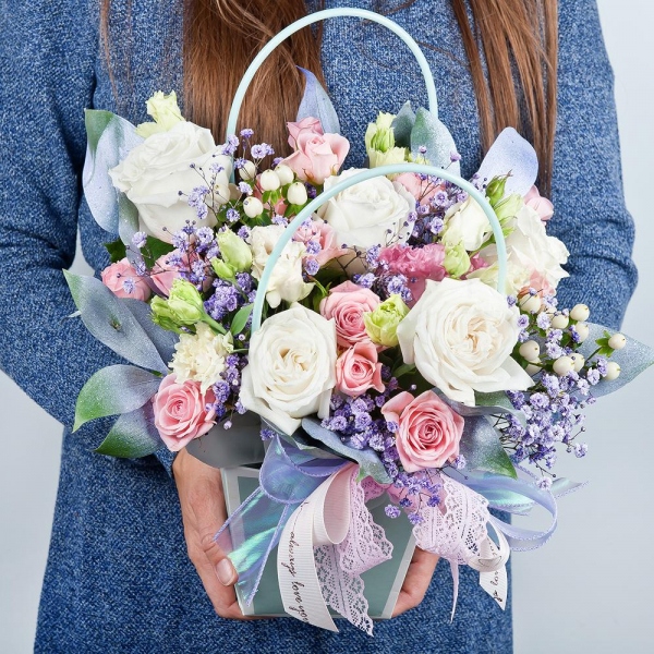 White rose 50 cm - 5, Bright pink spray rose mix, 50 cm - 2, Colored gypsophila - 1, lisianthus - 1, Flower bag, Oasis, Ribbon, Hypericum, Ruscus