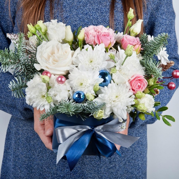 White rose 50 cm - 2, Baltica White Spray Chrysanthemum - 1, lisianthus - 2, Bright pink spray rose mix, 50 cm - 1, Pink carnation - 2, Spruce branches (1pc.), Oasis, Christmas decor (set), Wrapping Paper