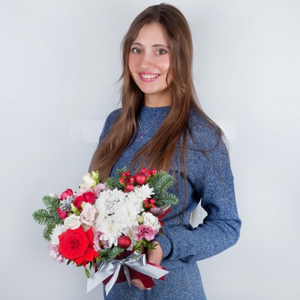 Pink Lisianthus (Eustoma) - 2, Baltica White Spray Chrysanthemum - 2, Red rose Nina 50 cm - 1, Spray rose: red 50 cm - 2, Wrapping Paper, Oasis, Spruce branches (1pc.), Hypericum, Christmas decor (set), Ruscus, Pistachio