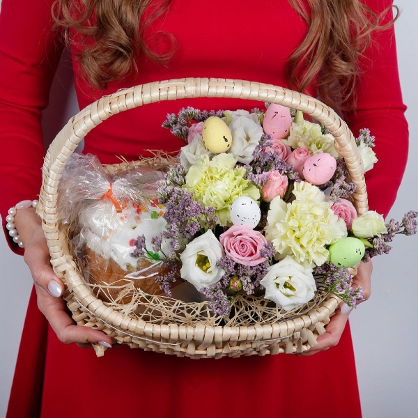 Bright pink spray rose mix, 50 cm - 2, lisianthus - 1, Green carnation - 4, Medium Basket, Oasis, Easter cake, Sisal, Limonium (1 pc.), Easter eggs (3 pc.)