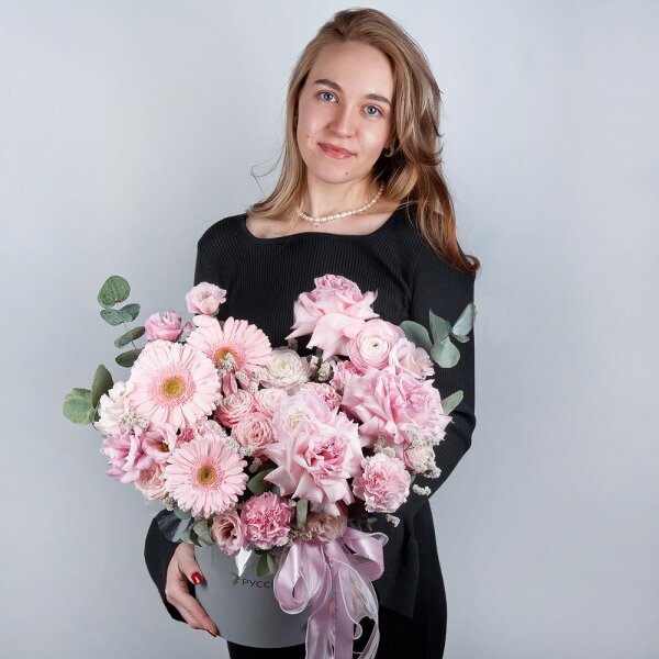 Gerbera pink - 3, Peony rose pink 'OHara' - 3, Ranunculus Pink - 3, Peony sprayrose - 3, Pink carnation - 5, Pink Lisianthus (Eustoma) - 2, Round flower box medium, Oasis, Eucalyptus, Ribbon, Limonium (1 pc.)