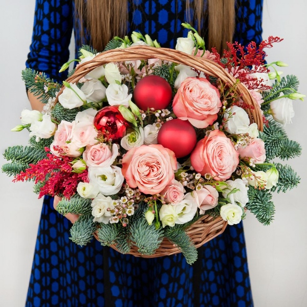 Peony rose Kahala 50 cm - 4, Bright pink spray rose mix, 50 cm - 4, lisianthus - 4, Carnation white, cream - 2, Medium Basket, Oasis, Spruce branches (1pc.), Solidago (1 pc.), Waxflower (1 pc.), Christmas decor (set)
