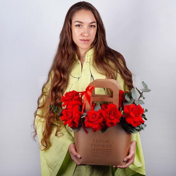 Red rose Nina 50 cm - 9, Flower bag, Oasis, Eucalyptus, Ribbon