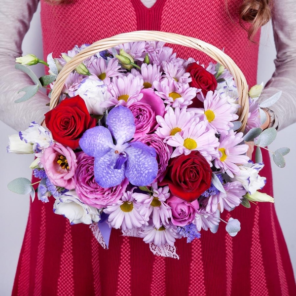 Vanda Orchid bud - 1, Bacardi Pink Spray Chrysanthemum - 3, Spray peony rose Lavander, 50 cm - 1, Purple Lisianthus (Eustoma) - 1, Red rose 50 cm - 5, Small Basket, Oasis, Eucalyptus Cinerea, Flask for orchids, Pistachio, Blue Statice, Ribbon