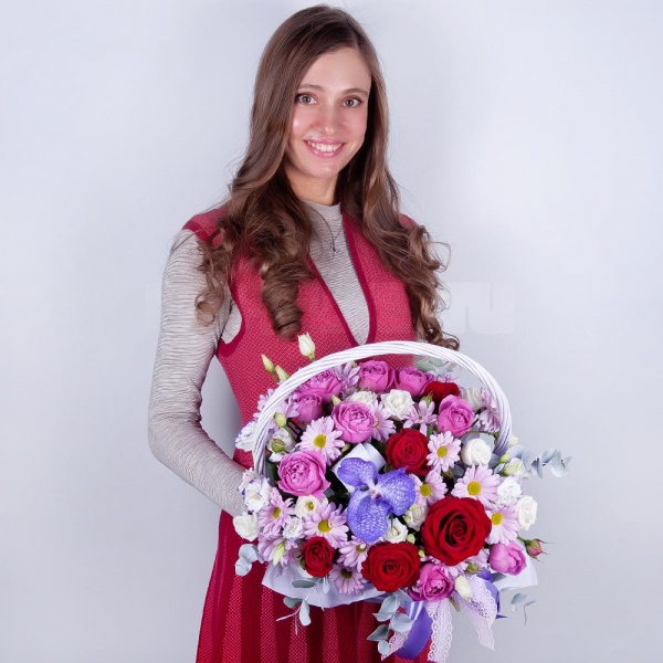 Vanda Orchid bud - 2, Bacardi Pink Spray Chrysanthemum - 3, Spray peony rose Misty Bubbles, 50 cm - 2, Purple Lisianthus (Eustoma) - 3, Red rose 50 cm - 6, Medium Basket, Oasis, Eucalyptus Cinerea, Flask for orchids, Aspidistra (1 pc.), Pistachio, Ribbon