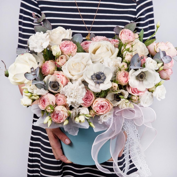 White anemone - 4, Peony sprayrose - 5, White rose 50 cm - 5, Carnation white, cream - 3, lisianthus - 2, Round flower box small , Oasis, Eucalyptus Cinerea, Wrapping Paper
