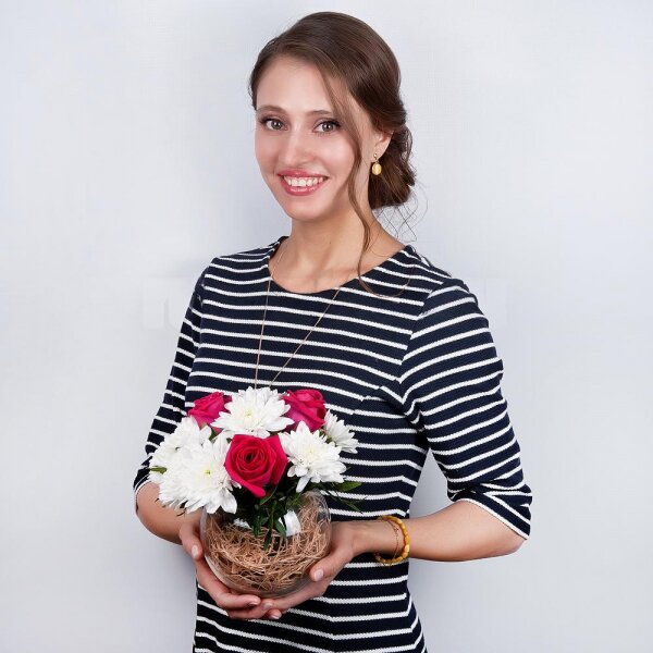 Pink rose 50 cm - 3, Baltica White Spray Chrysanthemum - 1, Transparent vase, Oasis, Sisal, Pistachio