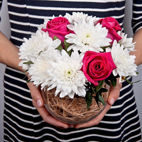 Pink rose 50 cm - 3, Baltica White Spray Chrysanthemum - 1, Transparent vase, Oasis, Sisal, Pistachio