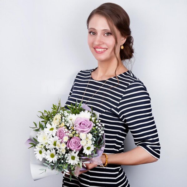 Pink rose 50 cm - 3, Bacardi White Spray Chrysanthemum - 2, Gypsophila - 1, lisianthus - 1, Athos poms Stallion - 1, Oasis, White statice, Wrapping Paper, Pistachio