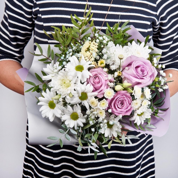 Pink rose 50 cm - 3, Bacardi White Spray Chrysanthemum - 2, Gypsophila - 1, lisianthus - 1, Athos poms Stallion - 1, Oasis, White statice, Wrapping Paper, Pistachio