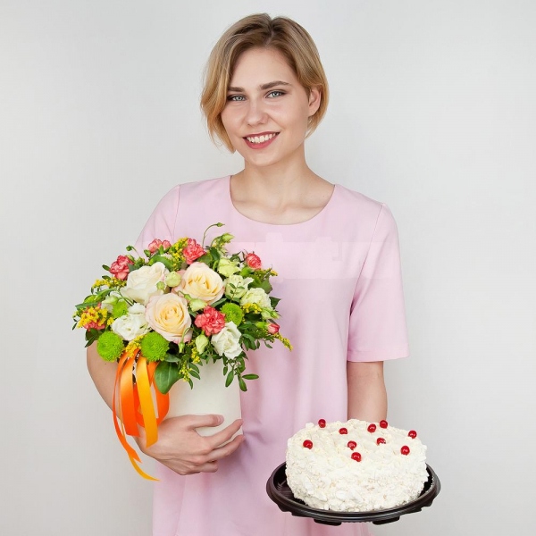 Rose Cream 50 cm - 4, Athos pom Feeling Green - 3, lisianthus - 3, Pink spray carnation - 3, Round flower box small , Oasis, Film, Solidago (1 pc.), Pistachio, Ribbon, Cake in assortment