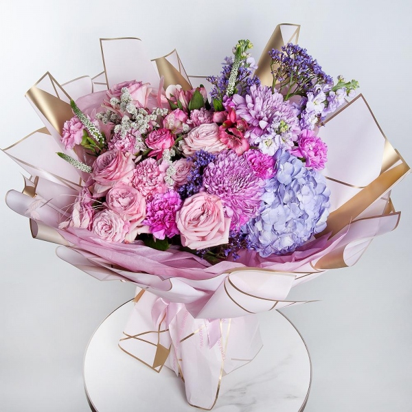 Blue/purple hydrangea - 1, Magnum Purple Chrysanthemum - 2, Matthiola Lilac - 4, Lilac carnation - 7, Peony sprayrose - 5, Peony rose pink 'OHara' - 5, Alstromeria white, soft pink - 7, Pink carnation - 8, Limonium (1 pc.), Veronica spray, Dried flowers in assortment, Wrapping Paper