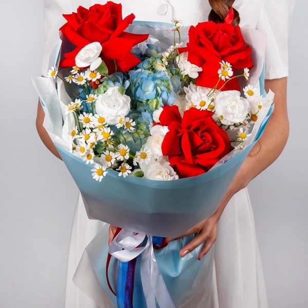 Red rose Nina 50 cm - 5, Blue/purple hydrangea - 1, Chamomile - 2, White spray carnation - 3, Bacardi White Spray Chrysanthemum - 1, Wrapping Paper