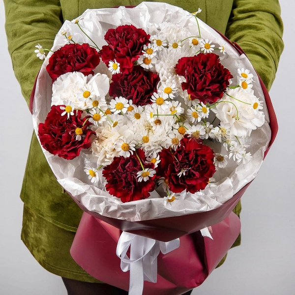 Baltica White Spray Chrysanthemum - 1, Carnation red - 15, Chamomile - 2, Wrapping Paper