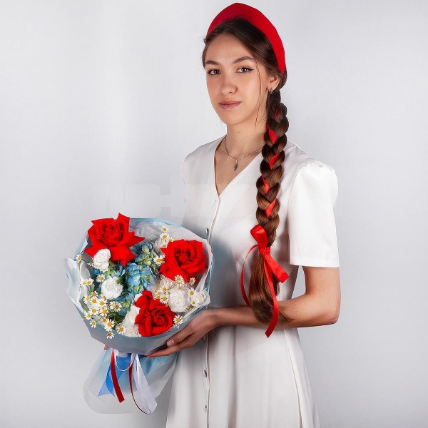 Red rose Nina 50 cm - 7, Blue/purple hydrangea - 1, Chamomile - 2, White spray carnation - 4, Baltica White Spray Chrysanthemum - 1, Wrapping Paper