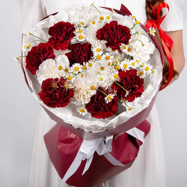 Baltica White Spray Chrysanthemum - 1, Carnation red - 19, Chamomile - 2, Wrapping Paper