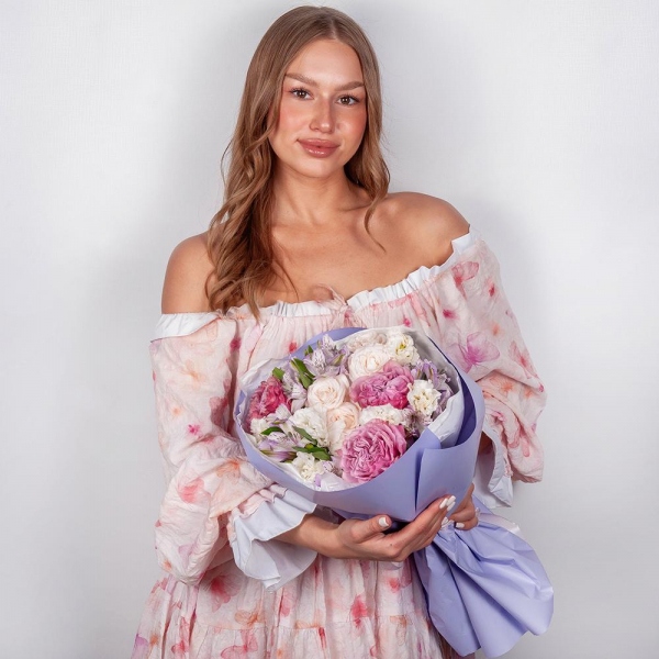 Pink rose Country Blues 50 cm - 3, Peony sprayrose - 2, Baltica White Spray Chrysanthemum - 1, Alstromeria lilac, purple - 3, lisianthus - 2, Wrapping Paper