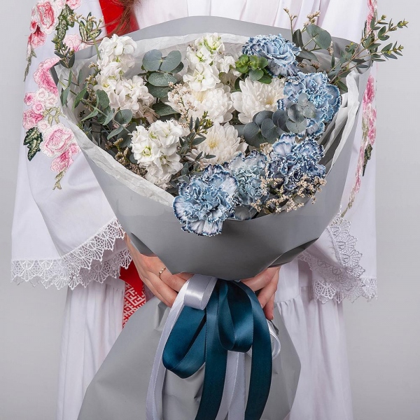 Carnation white, cream - 5, Baltica White Spray Chrysanthemum - 1, White Matthiola - 3, Limonium (1 pc.), Eucalyptus, Wrapping Paper