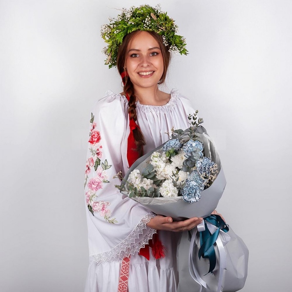 Carnation white, cream - 5, Baltica White Spray Chrysanthemum - 1, White Matthiola - 3, Limonium (1 pc.), Eucalyptus, Wrapping Paper