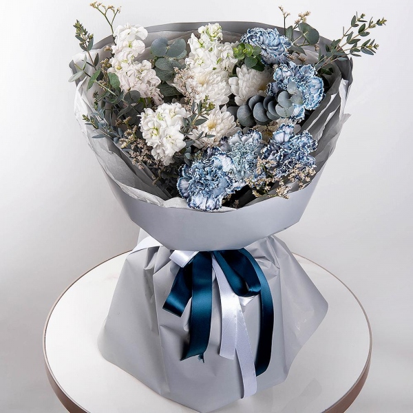 Carnation white, cream - 5, Baltica White Spray Chrysanthemum - 1, White Matthiola - 3, Limonium (1 pc.), Eucalyptus, Wrapping Paper