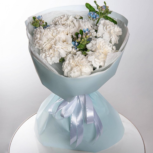 Carnation white, cream - 7, lisianthus - 2, Baltica White Spray Chrysanthemum - 2, Oksipetalum, Wrapping Paper