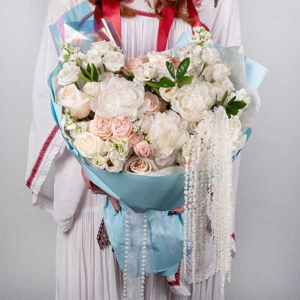 Peony white - 3, Peony style roses - 3, White rose 50 cm Ecuador - 5, White Matthiola - 11, Peony sprayrose - 3, Baltica White Spray Chrysanthemum - 4, lisianthus - 3, Pittosporum, Decorative element small, Wrapping Paper, Amaranth stabilized