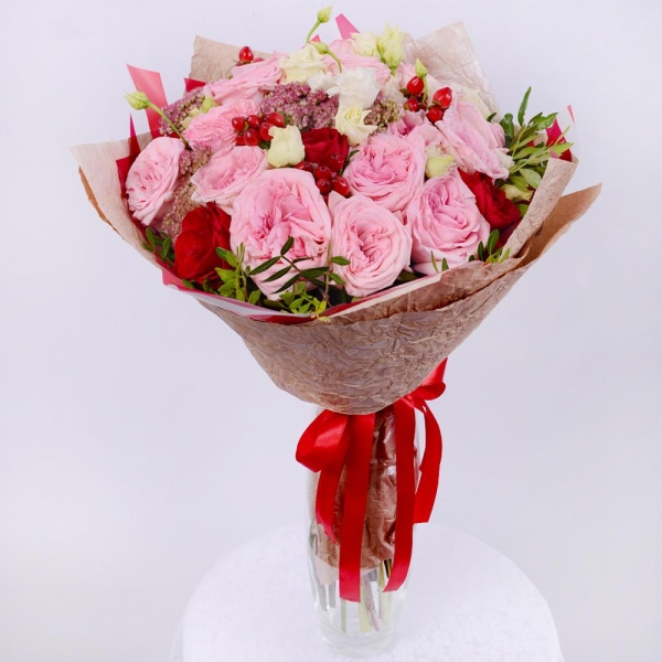David Austin peonyroses - 20, lisianthus - 6, Red rose 50 cm - 7, Sedum, Pistachio, Film, Paper luxury, Ribbon, Hypericum