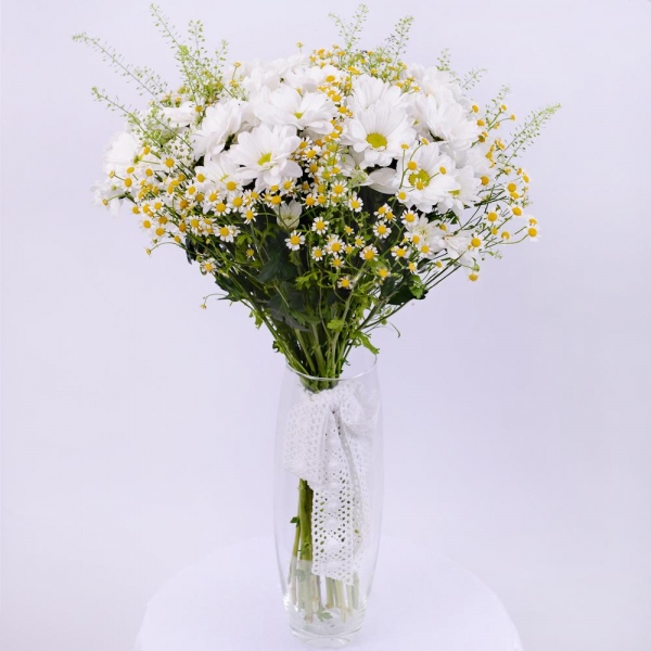 Chamomile - 16, Bacardi White Spray Chrysanthemum - 9, Green bell (1 pc.), Ribbon