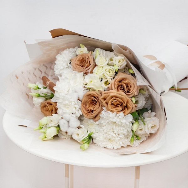 Роза Тоффи - 7, lisianthus - 4, Baltica White Spray Chrysanthemum - 4, Cotton bud, Cinnamon decorative packaging, Wrapping Paper