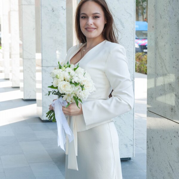 White rose 50 cm Ecuador - 5, Alstromeria white, soft pink - 6, lisianthus - 3, White spray carnation - 5, White Matthiola - 1, Carnation white, cream - 7, Ribbon