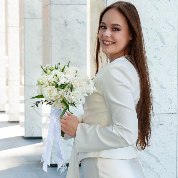 White rose 50 cm Ecuador - 7, Alstromeria white, soft pink - 9, lisianthus - 3, White spray carnation - 5, White Matthiola - 1, Carnation white, cream - 9, Ribbon