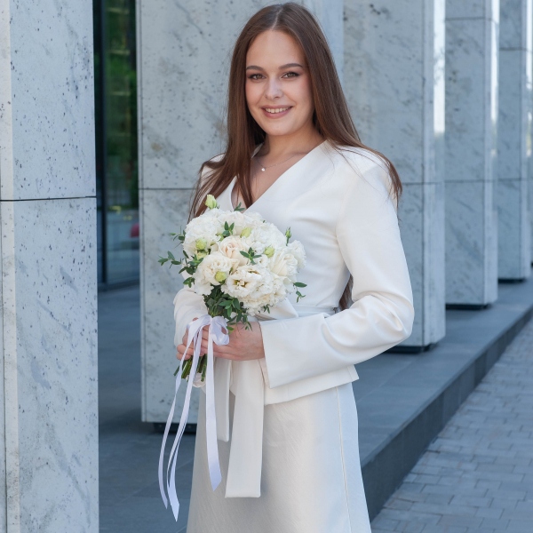 White rose 50 cm Ecuador - 5, Carnation white, cream - 9, lisianthus - 4, Eucalyptus parvifolia (1 pc.), Ribbon