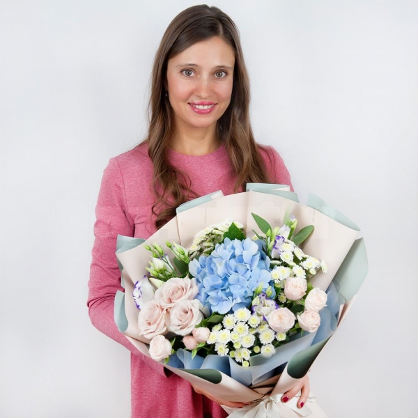 Blue/purple hydrangea - 2, Rose Powder 50 cm Ecuador (Quicksand, Menta) - 4, Spray rose: white, cream, light pink 50 cm - 3, Purple Lisianthus (Eustoma) - 4, Athos poms Stallion - 4, Eucalyptus populus (1 pc.), Wrapping Paper