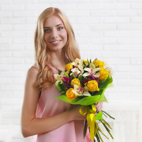 White Cymbidium Orchid Bud - 13, Yellow rose 50 cm - 13, Alstromeria lilac, purple - 8, Flask for orchids, Salal, Felt, Ribbon