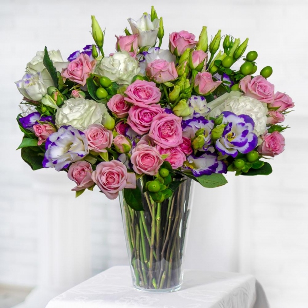 White rose 50 cm - 9, Bright pink spray rose mix, 50 cm - 9, Purple Lisianthus (Eustoma) - 9, Hypericum, Sisal, Ribbon