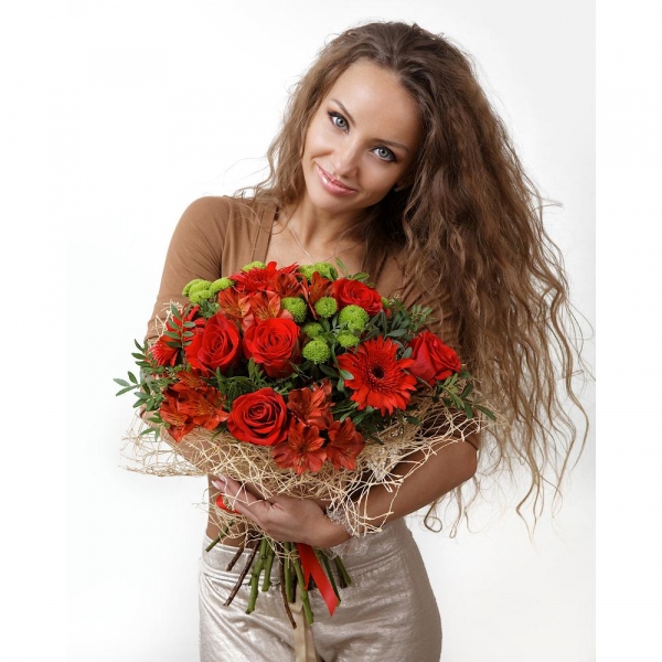 Gerbera red - 5, Red rose 50 cm - 9, Alstromeria Red, Bright Pink - 5, Athos pom Feeling Green - 3, Pistachio, Mesh (Abaka), Ribbon