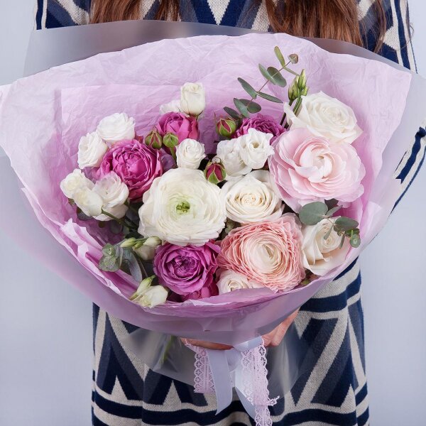 White rose 50 cm - 4, Ranunculus Pink - 2, Spray peony rose Misty Bubbles, 50 cm - 3, lisianthus - 3, Ranunculus White - 1, Eucalyptus Cinerea, Wrapping Paper