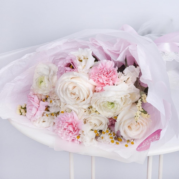 Ranunculus White - 3, White rose 50 cm - 5, Pink carnation - 5, Chamomile - 2, lisianthus - 3, Pink Lisianthus (Eustoma) - 1, Yellow Statice, Wrapping Paper