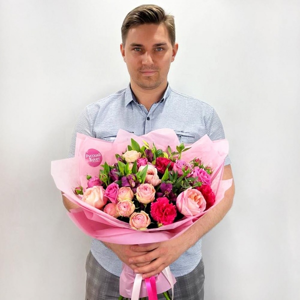 Pink rose 50 cm - 3, Peony rose pink 'OHara' - 3, Peony sprayrose - 4, Alstromeria lilac, purple - 3, Pink carnation - 3, Pistachio, Wrapping Paper, Ribbon