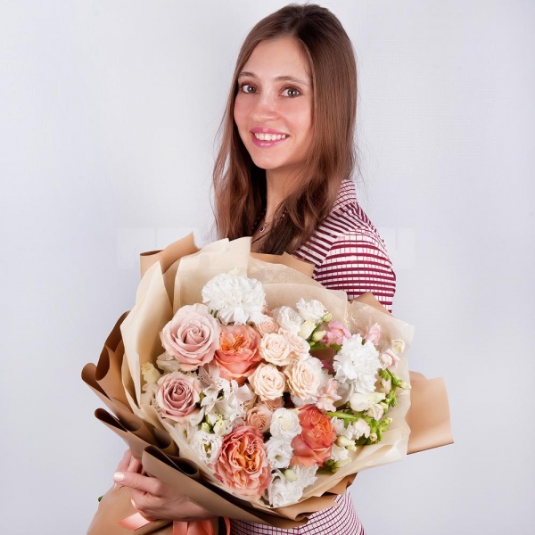 Rose Powder 50 cm Ecuador (Quicksand, Menta) - 2, Peony rose Kahala 50 cm - 3, Spray rose: white, cream, light pink 50 cm - 3, Carnation white, cream - 3, Alstromeria white, soft pink - 2, lisianthus - 3, Ornithogalum, Wrapping Paper