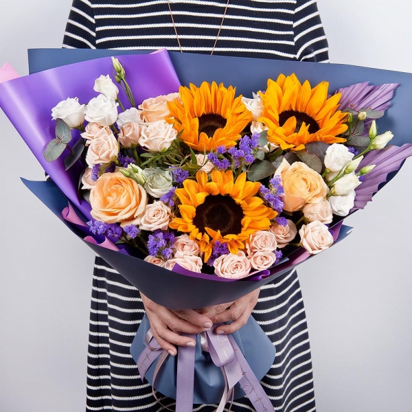 lisianthus - 4, Sunflower - 3, Spray rose: white, cream, light pink 50 cm - 6, Rose Cream 50 cm - 7, Eucalyptus Cinerea, Blue Statice, Dried flowers decor, Wrapping Paper