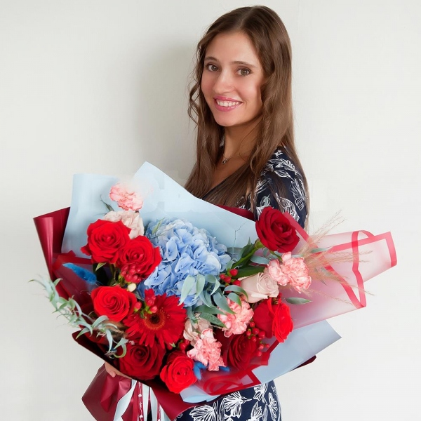 Gerbera red - 1, Blue/purple hydrangea - 1, Pink carnation - 4, Red rose 50 cm - 8, Rose Cream 50 cm - 3, Hypericum, Ruscus italian, Dried flowers in assortment, Wrapping Paper