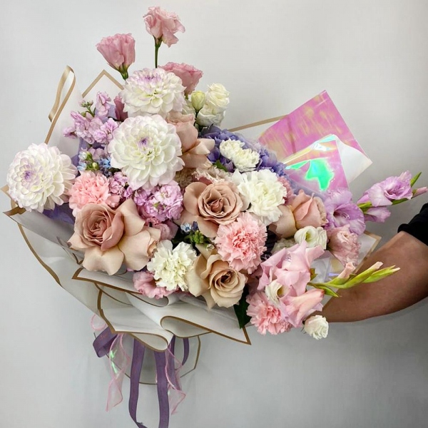 Blue/purple hydrangea - 1, lisianthus - 2, Pink Matthiola - 2, Rose Cream 50 cm - 5, Carnation white, cream - 3, White Dahlia - 3, Baltica White Spray Chrysanthemum - 2, Pink Gladiolus - 2, Pink Lisianthus (Eustoma) - 1, Pink carnation - 3, Oksipetalum, Wrapping Paper