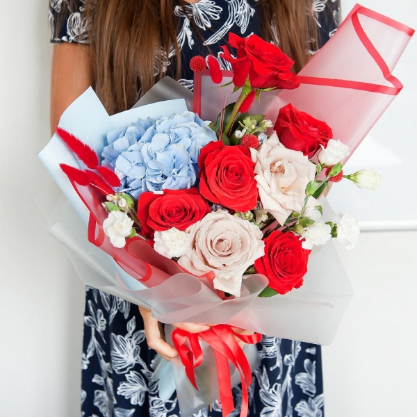 Blue/purple hydrangea - 1, Red rose 50 cm - 6, Rose Cream 50 cm - 3, lisianthus - 1, White spray carnation - 3, Waxflower (1 pc.), Dried flowers in assortment, Wrapping Paper
